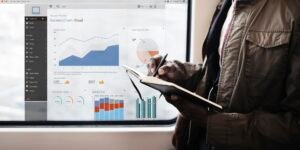 Marketer defining target audience to build a digital marketing strategy.
